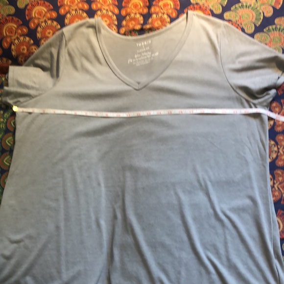 NWOT Torrid Size 2 Classic V Neck Tees - Picture 5 of 11